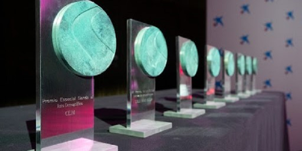 Premios SENDA colocados encima de una mesa